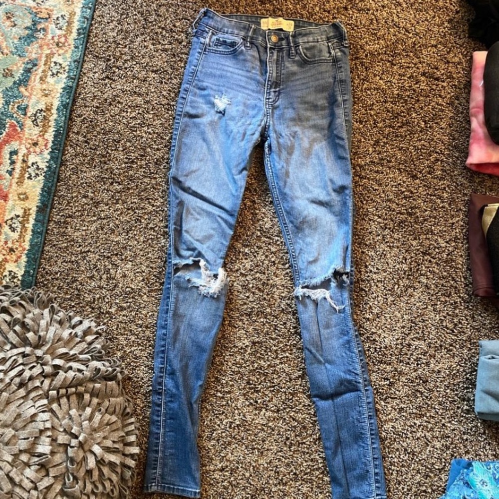 Hollister ripped knee jeans! Size 1R super cute!!